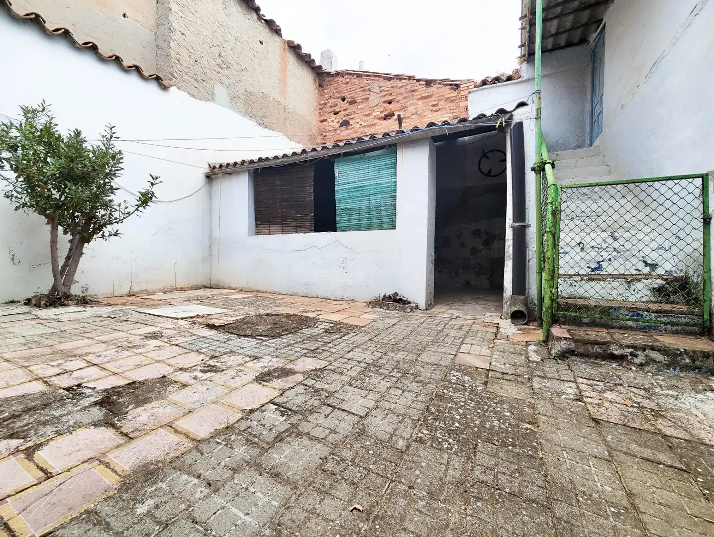 Exterior view of Houses for sale in Puertollano  with Storage room, Furnished and Internet