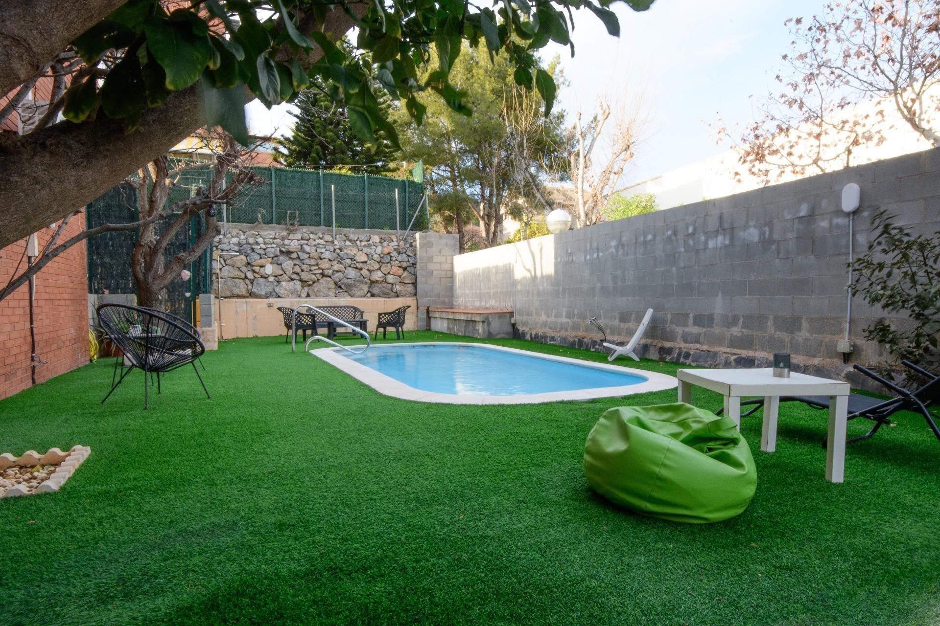 Swimming pool of Single-family semi-detached for sale in Viladecans  with Air Conditioner, Heating and Private garden