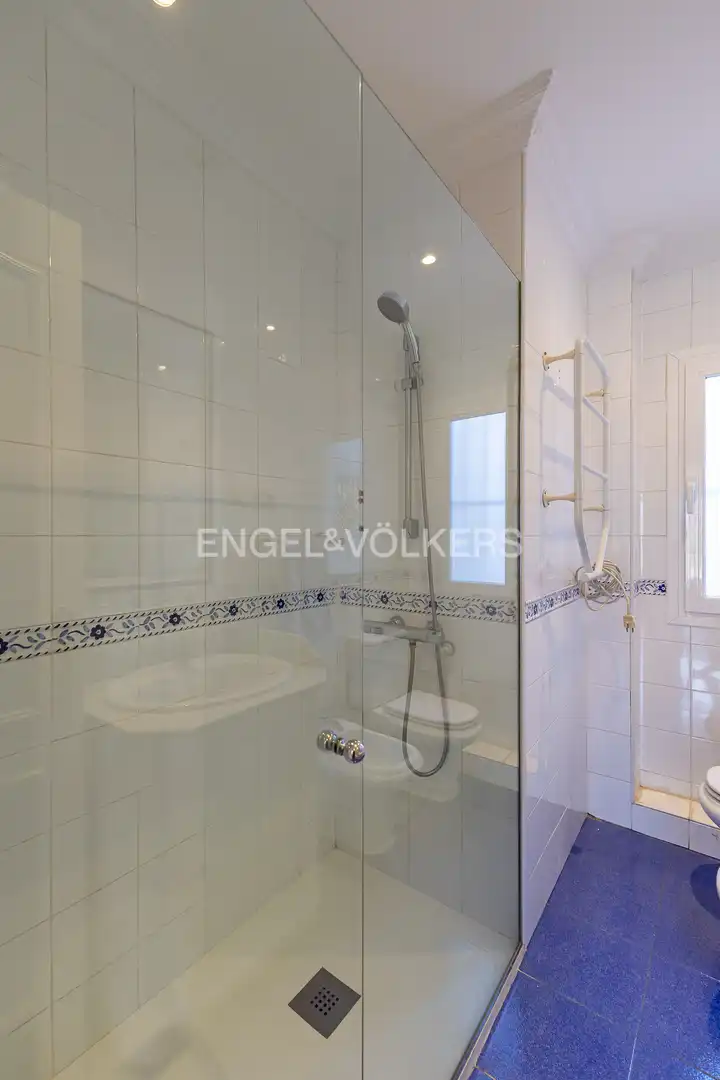 Badezimmer von Wohnung zur Miete in Madrid mit Klimaanlage, Heizung und Parkett