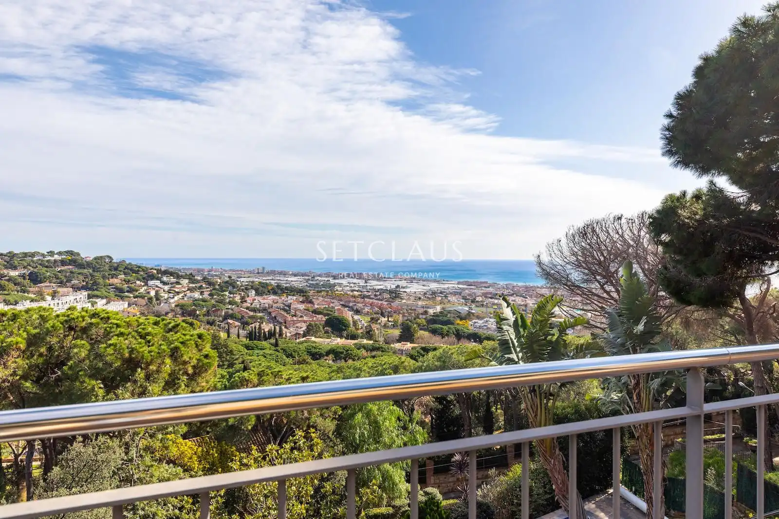 Vista exterior de Casa o xalet en venda en Premià de Dalt amb Aire condicionat, Calefacció i Jardí privat