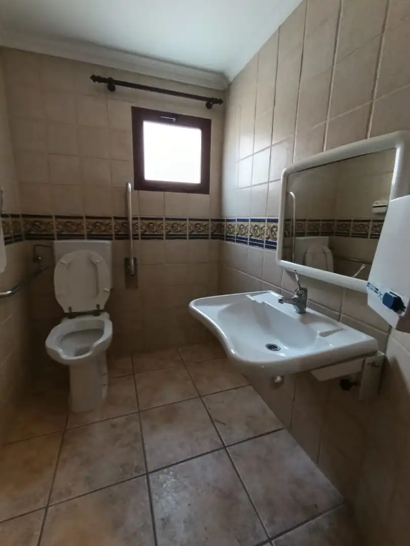 Badezimmer von Geschaftsraum zum Verkauf in Albalate de Zorita mit Klimaanlage, Heizung und Terrasse