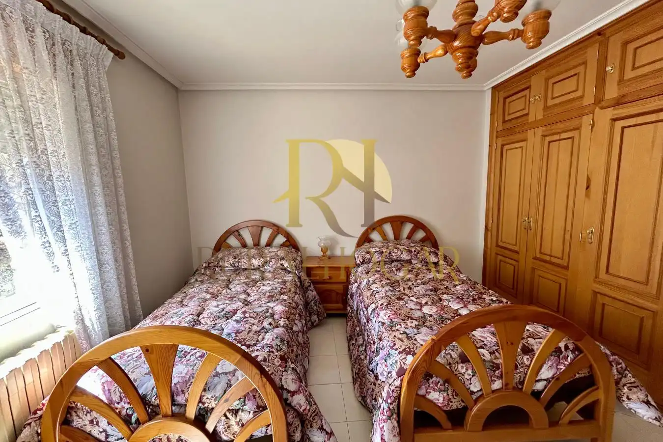 Dormitori de Casa adosada en venda en Los Barrios de Luna  amb Calefacció i Moblat