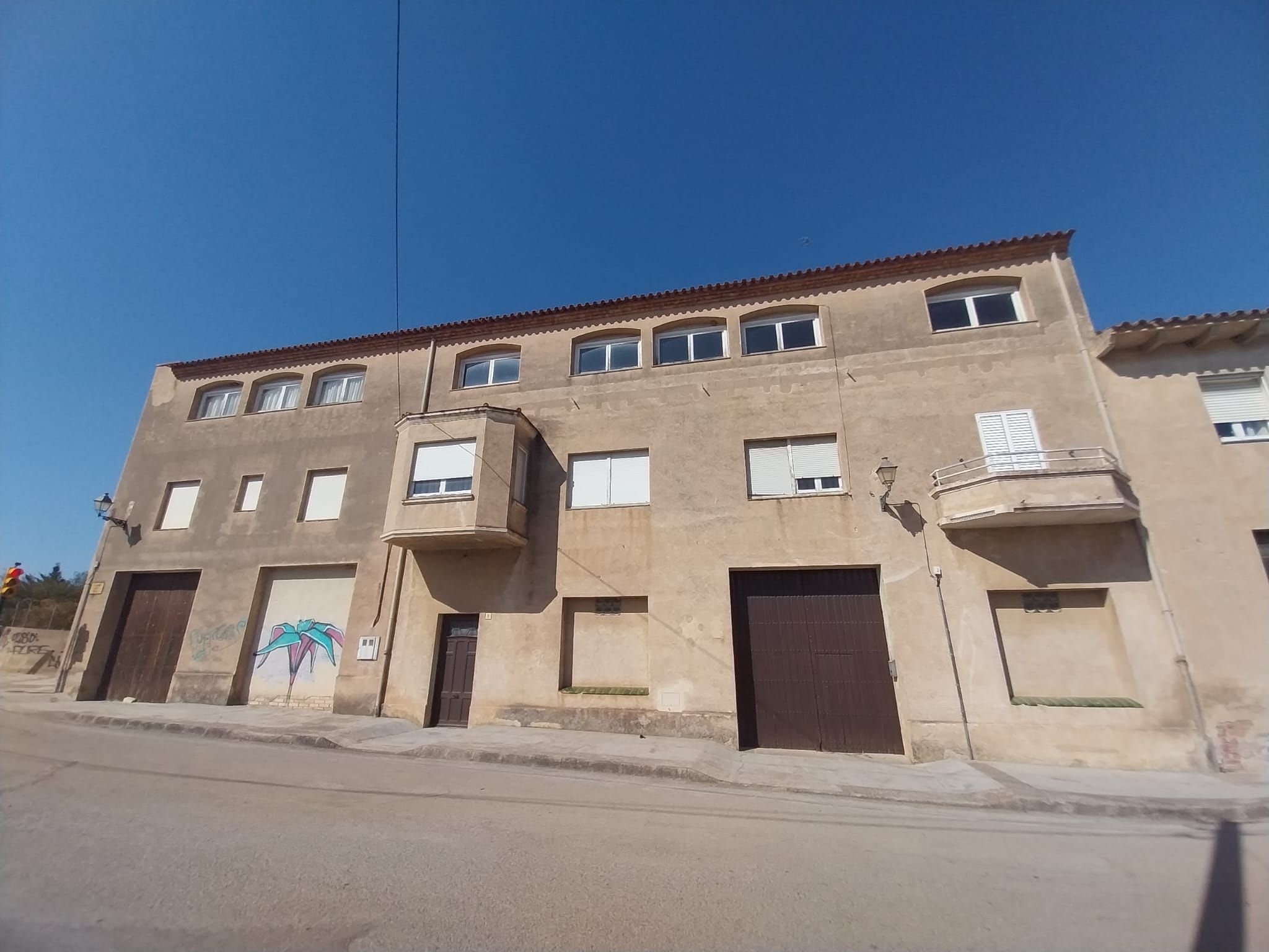 Vista exterior de Casa adosada en venda en Bellcaire d'Empordà amb Traster i Moblat
