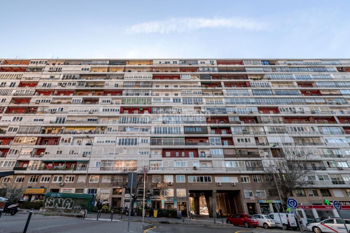 Vista exterior de Local en venda en  Madrid Capital amb Aire condicionat i Calefacció