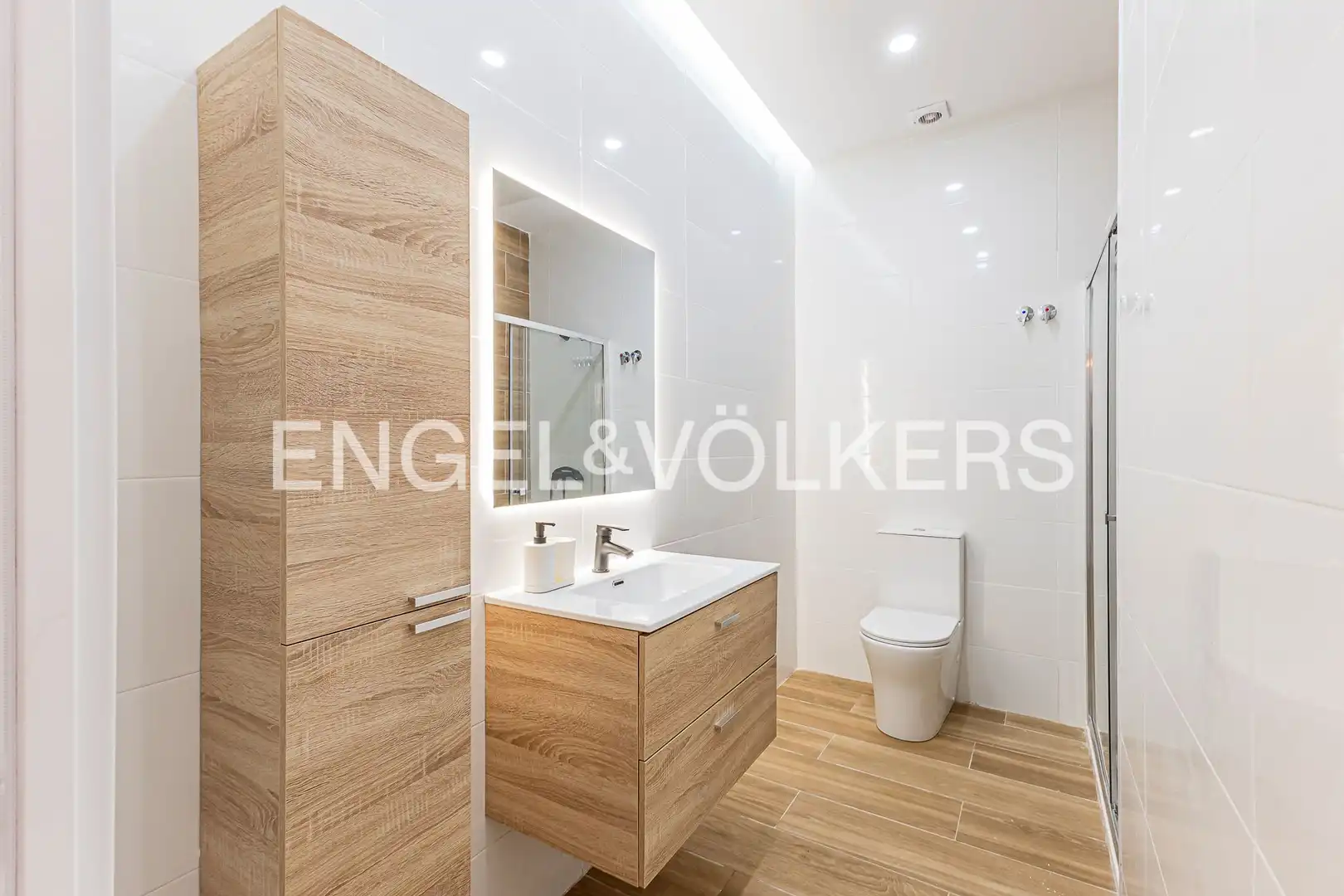 Bany de Apartament en venda en Barcelona amb Aire condicionat i Calefacció