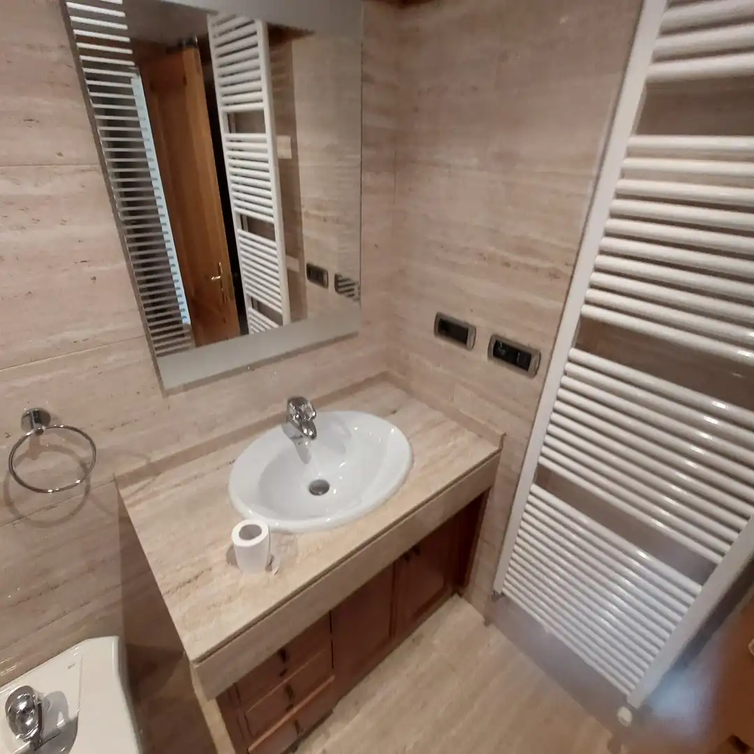 Badezimmer von Wohnung zur Miete in Vigo  mit Heizung, Parkett und Abstellraum