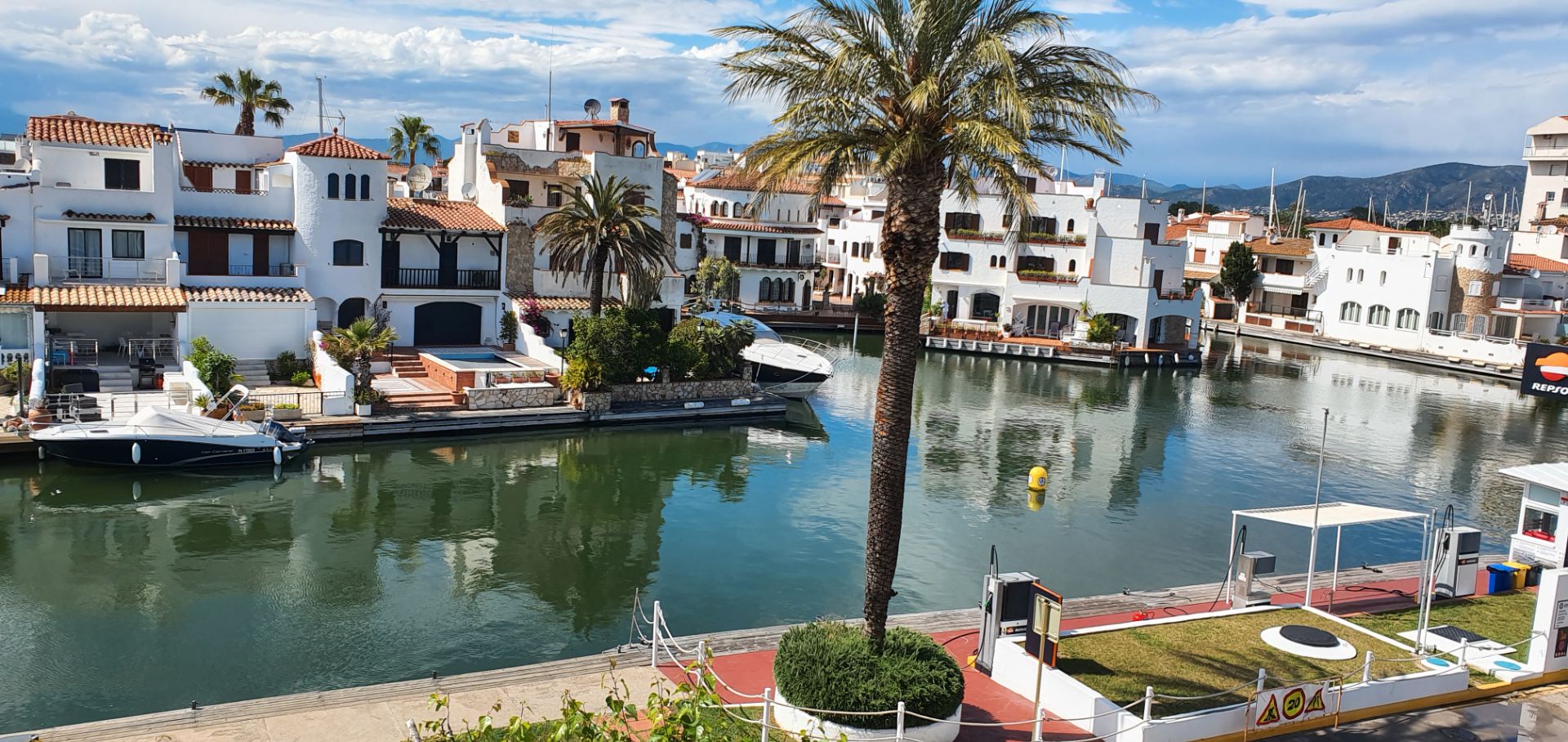 Vista exterior de Pis en venda en Empuriabrava amb Aire condicionat, Terrassa i Moblat