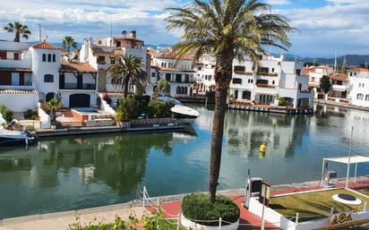 Vista exterior de Pis en venda en Empuriabrava amb Aire condicionat, Terrassa i Moblat