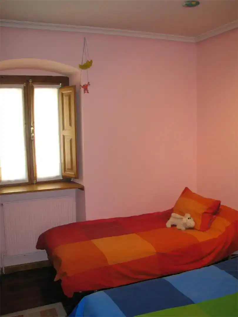Dormitori de Casa adosada en venda en Villablino amb Parquet, Moblat i Forn