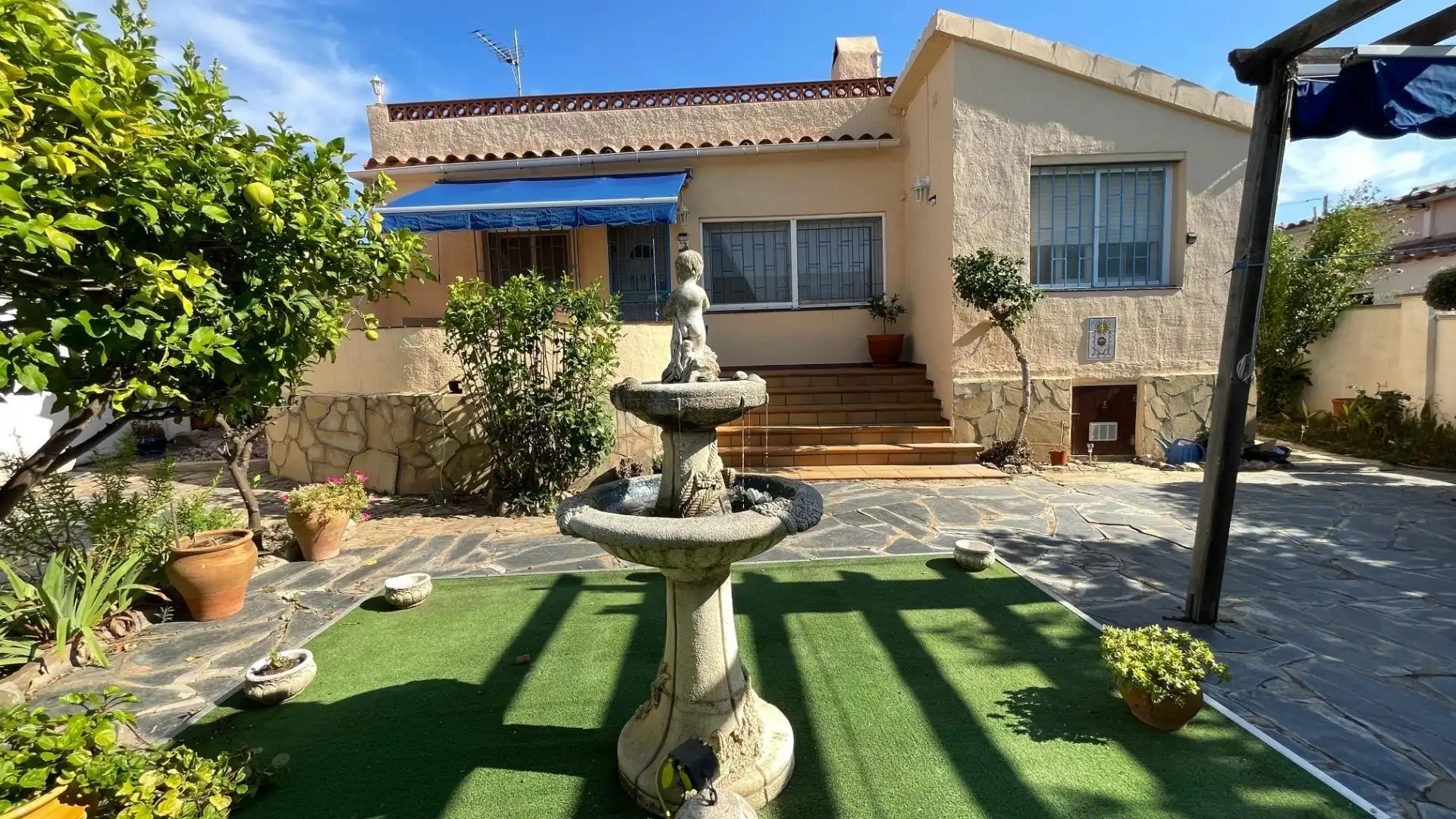 Vista exterior de Casa o xalet en venda en Roses amb Jardí privat, Terrassa i Moblat