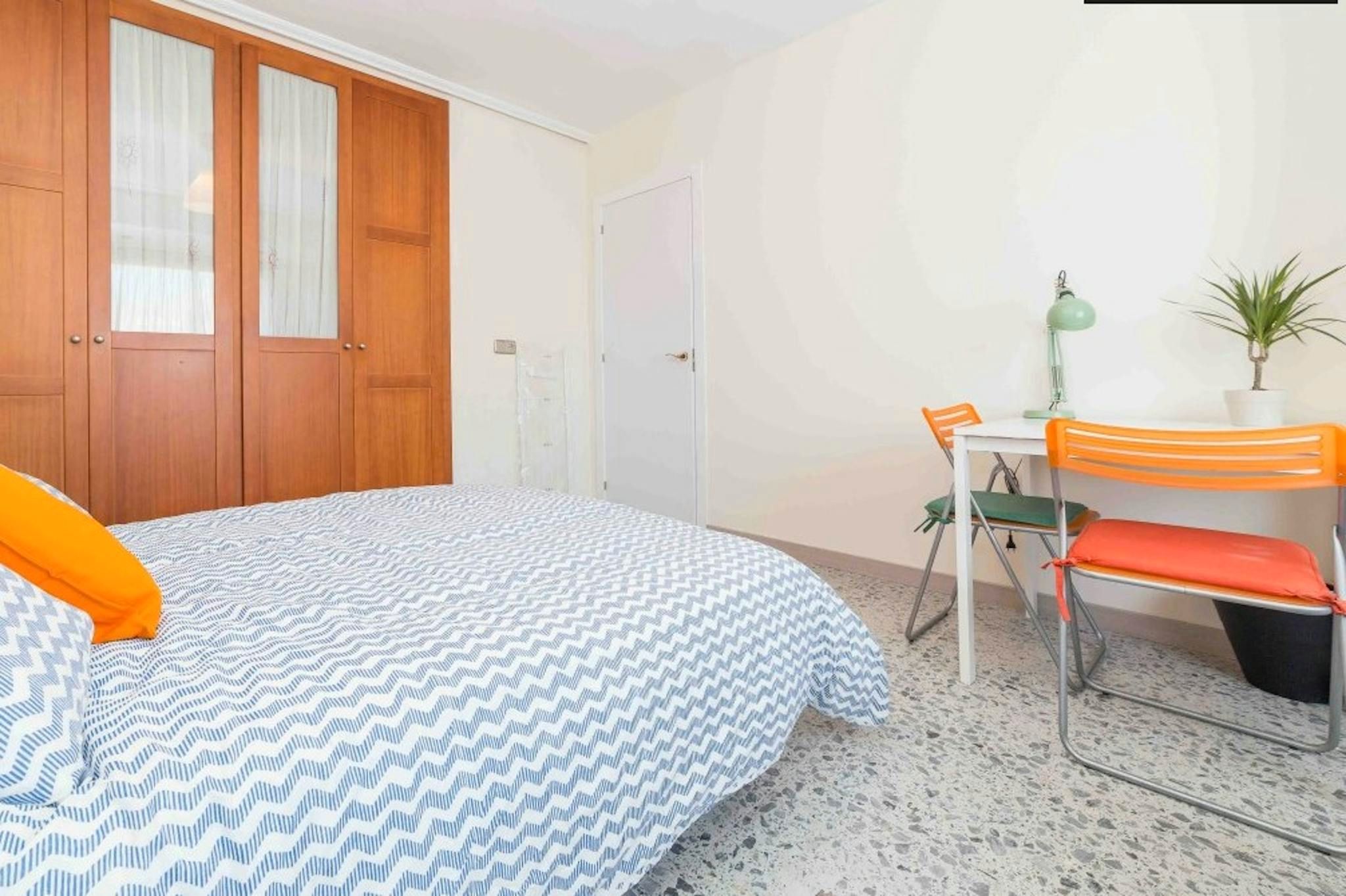 Bedroom of Flat to share in  Valencia Capital  with Washing machine, Balcony and Internet