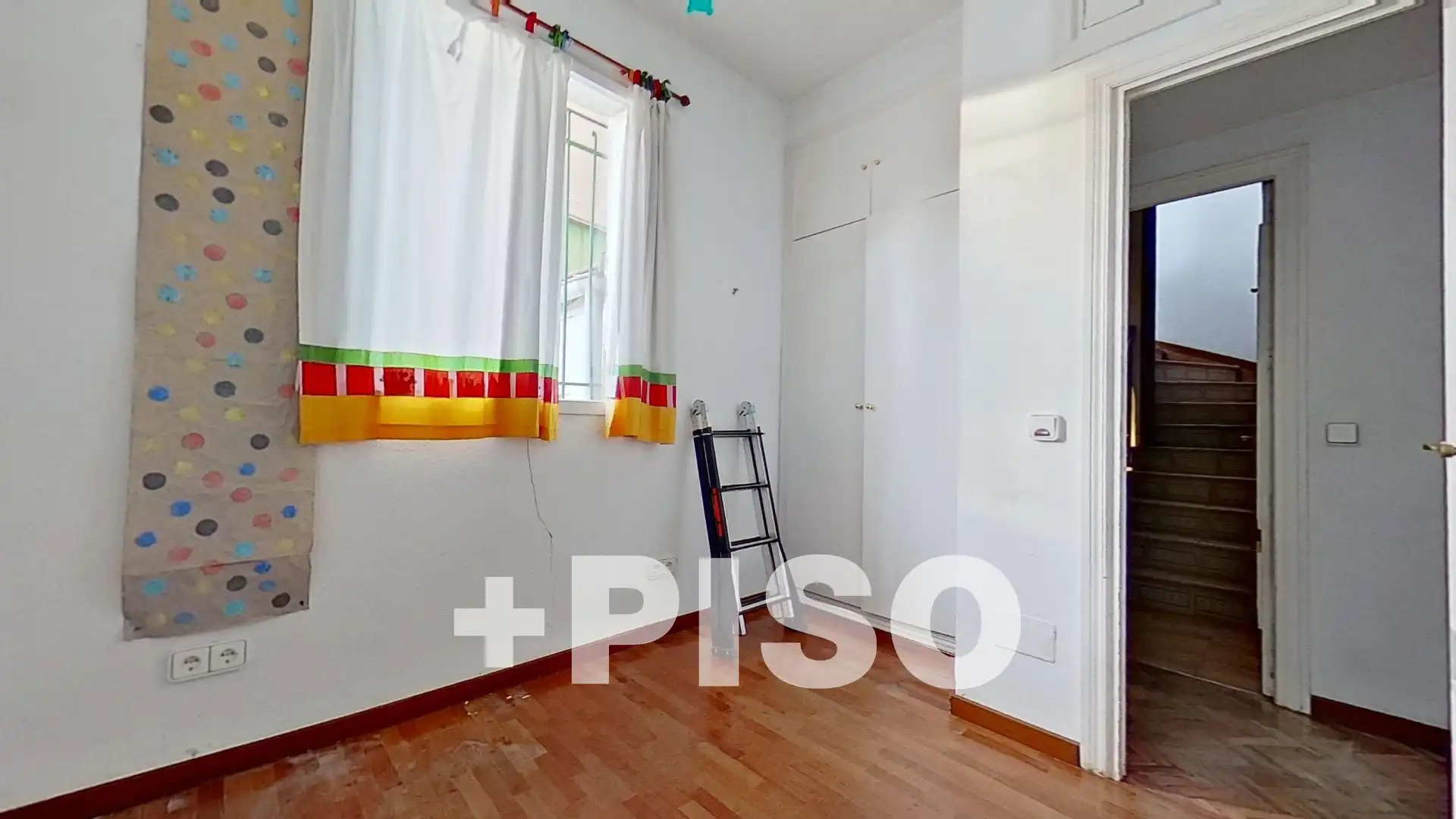 Dormitori de Casa o xalet en venda en Madrid amb Calefacció, Jardí privat i Terrassa