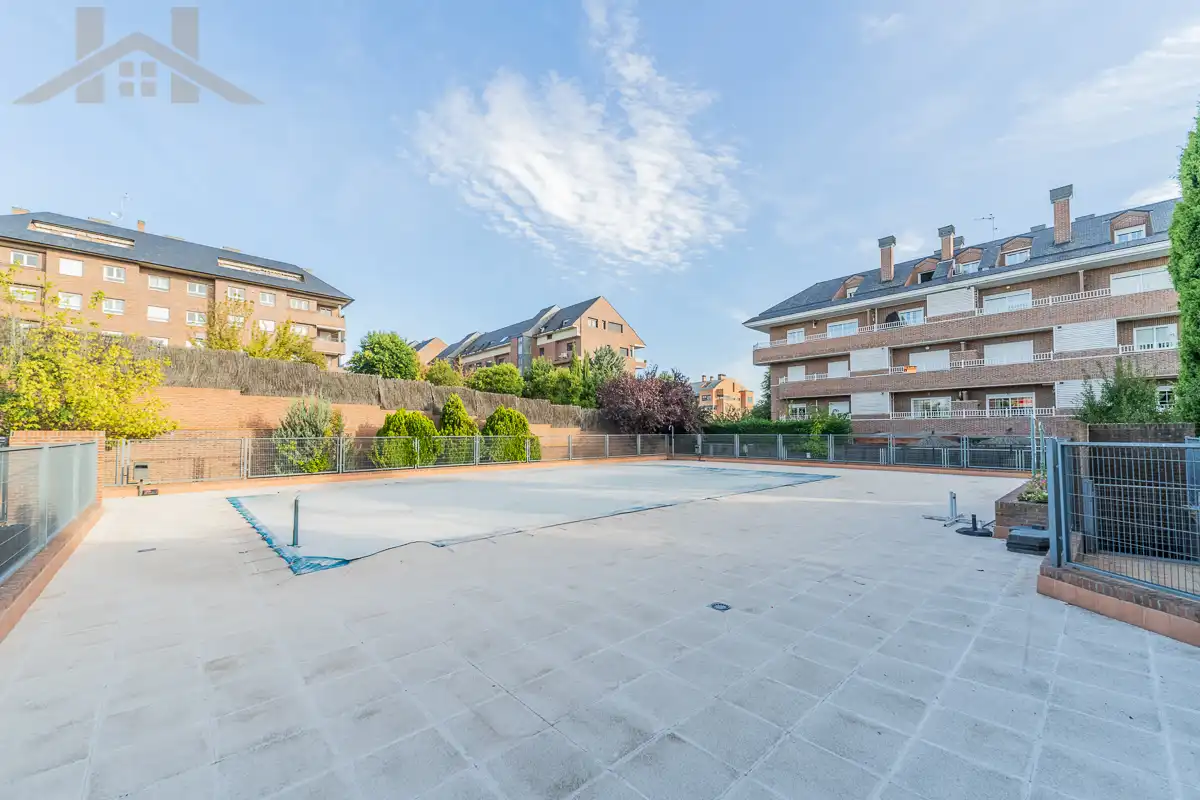 Swimming pool of Attic for sale in Majadahonda  with Air Conditioner, Heating and Terrace