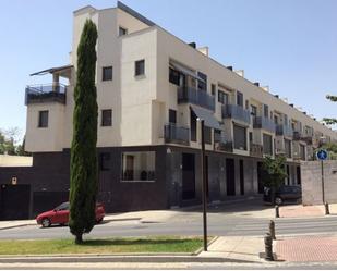 Exterior view of Single-family semi-detached for sale in  Granada Capital  with Swimming Pool