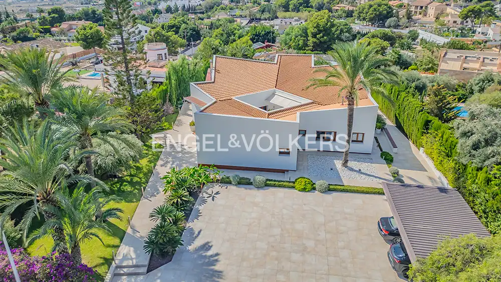 Vista exterior de Casa o xalet en venda en Elche / Elx amb Aire condicionat, Calefacció i Jardí privat