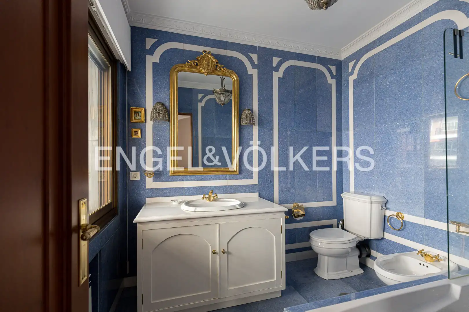 Bathroom of Flat for rent in Madrid  with Air Conditioner, Heating and Private garden