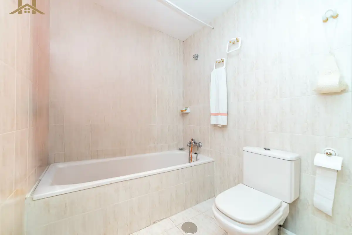 Baño de Casa adosada en venta en Madrid con Aire acondicionado, Calefacción y Jardín privado