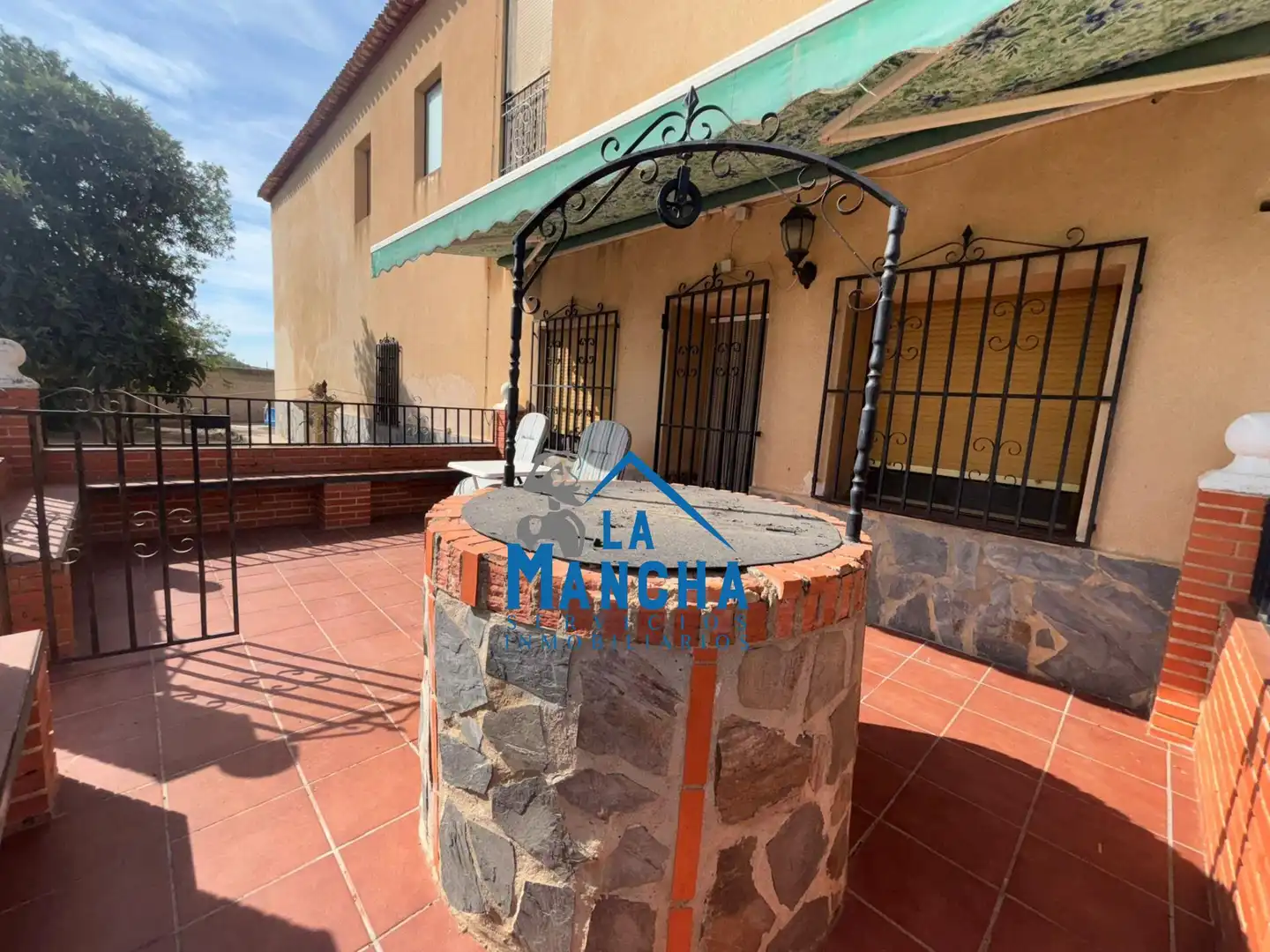 Vista exterior de Casa o chalet en venta en Hoya-Gonzalo con Calefacción, Jardín privado y Amueblado