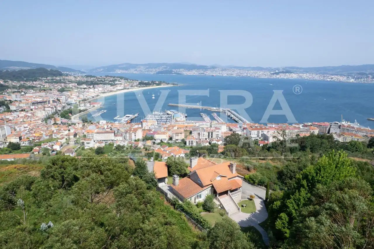 Vista exterior de Casa o chalet en venta en Cangas  con Calefacción, Jardín privado y Amueblado