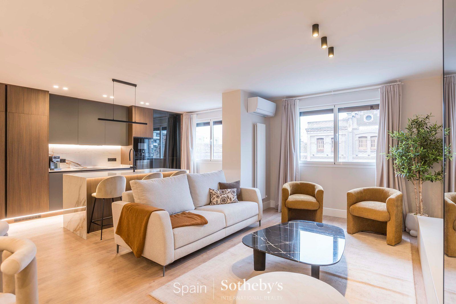 Wohnzimmer von Wohnungen zum Verkauf in  Madrid Capital mit Klimaanlage, Terrasse und Abstellraum