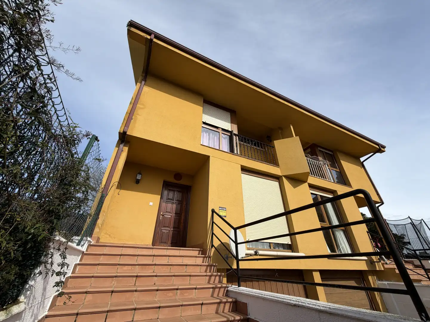 Vista exterior de Casa adosada en venta en Penagos con Calefacción, Jardín privado y Terraza