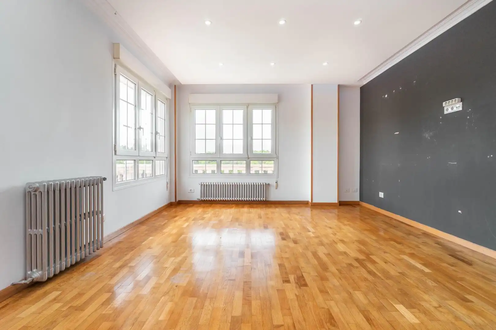 Sala d'estar de Casa o xalet en venda en Gijón  amb Calefacció, Jardí privat i Traster