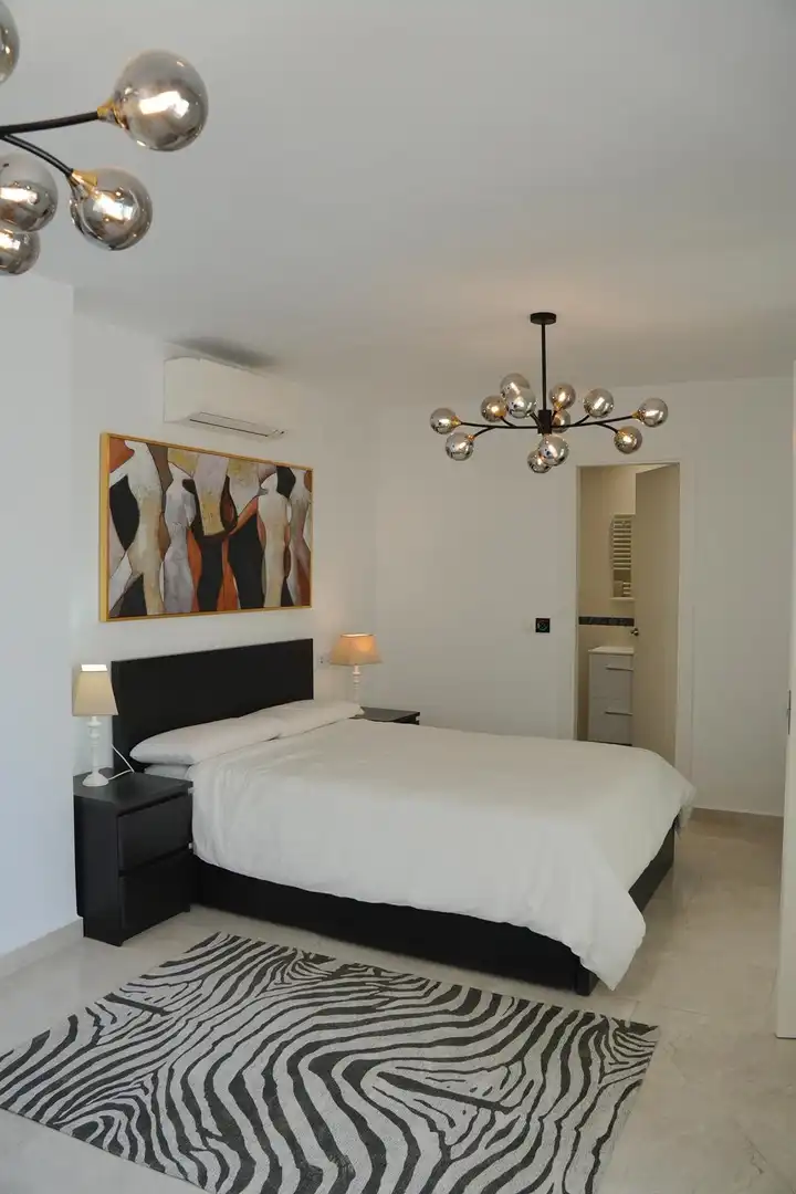 Dormitori de Casa o xalet de lloguer en Marbella amb Jardí privat, Terrassa i Piscina