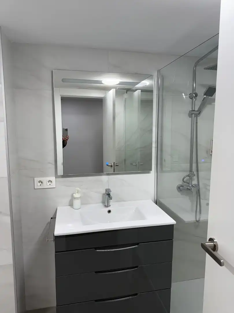 Badezimmer von Wohnung zum Verkauf in Valencia mit Parkett