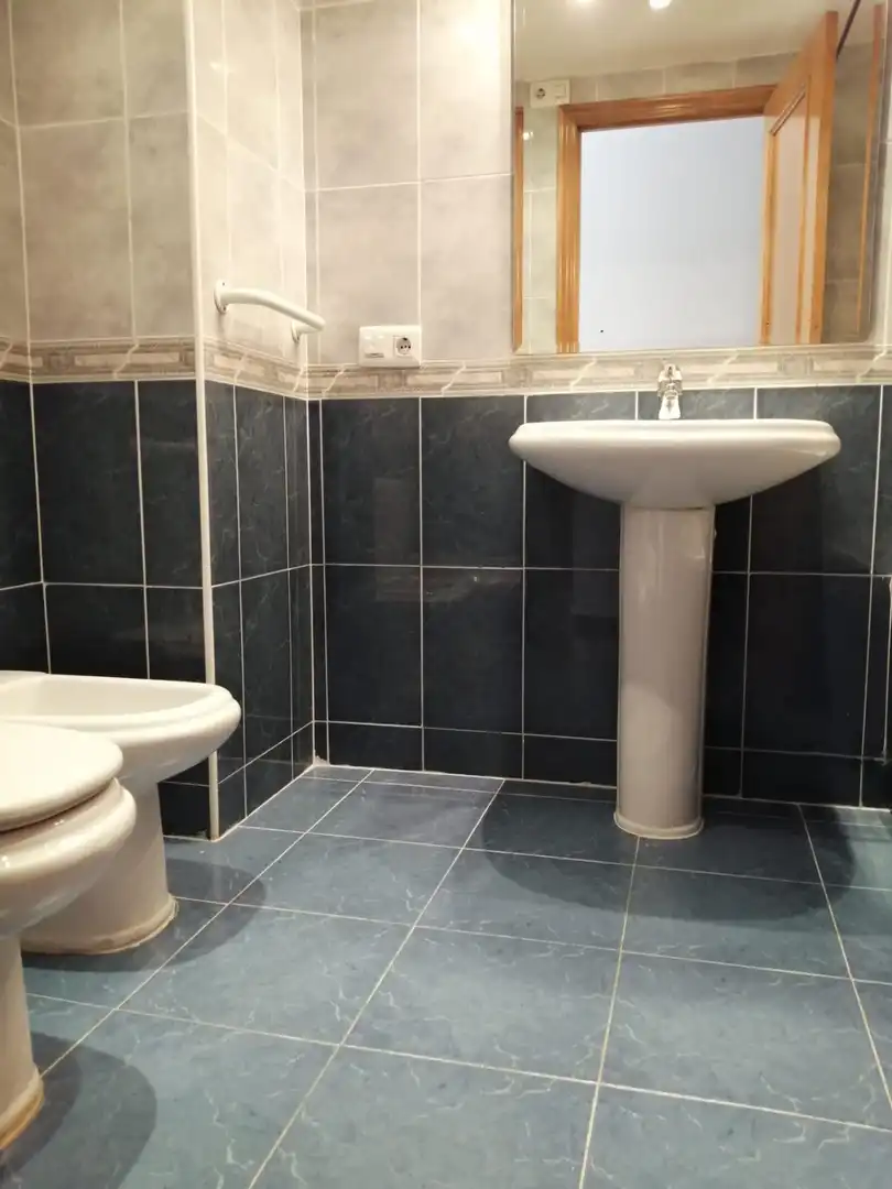 Bathroom of Flat for rent in Valencia  with Air Conditioner, Heating and Terrace
