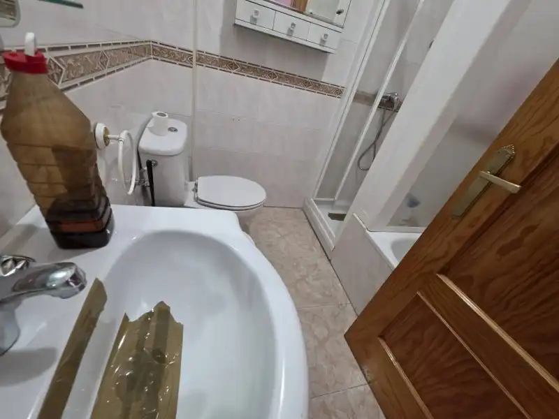 Badezimmer von Wohnung zum Verkauf in Plasencia mit Klimaanlage, Privatgarten und Terrasse