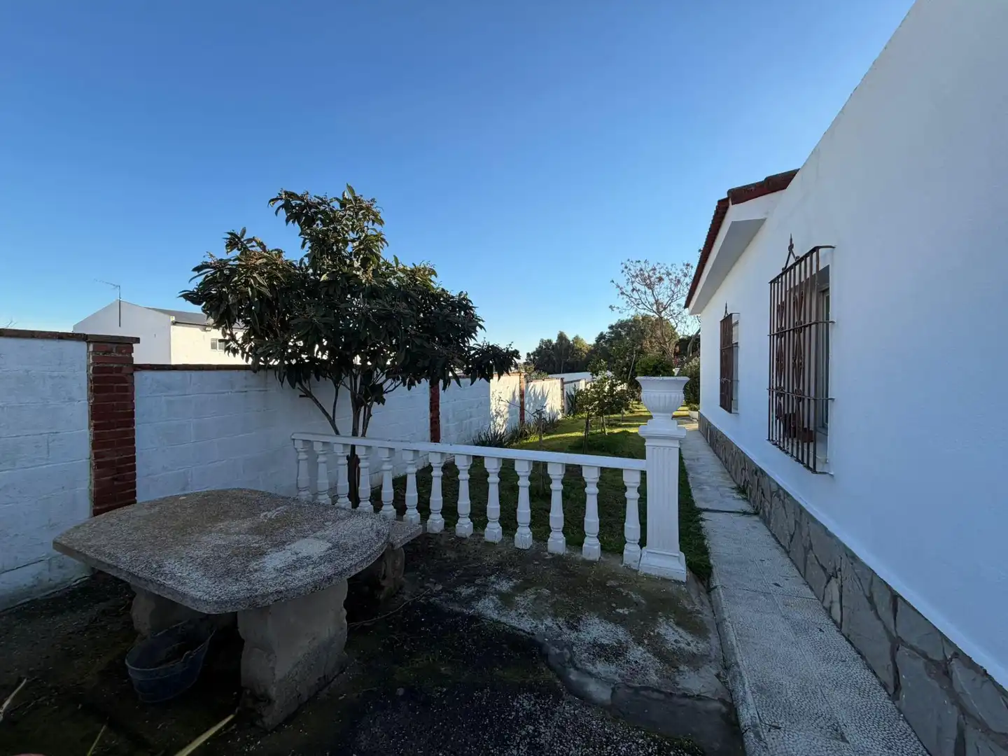Vista exterior de Casa o chalet en venta en Chiclana de la Frontera con Jardín privado, Piscina y Amueblado