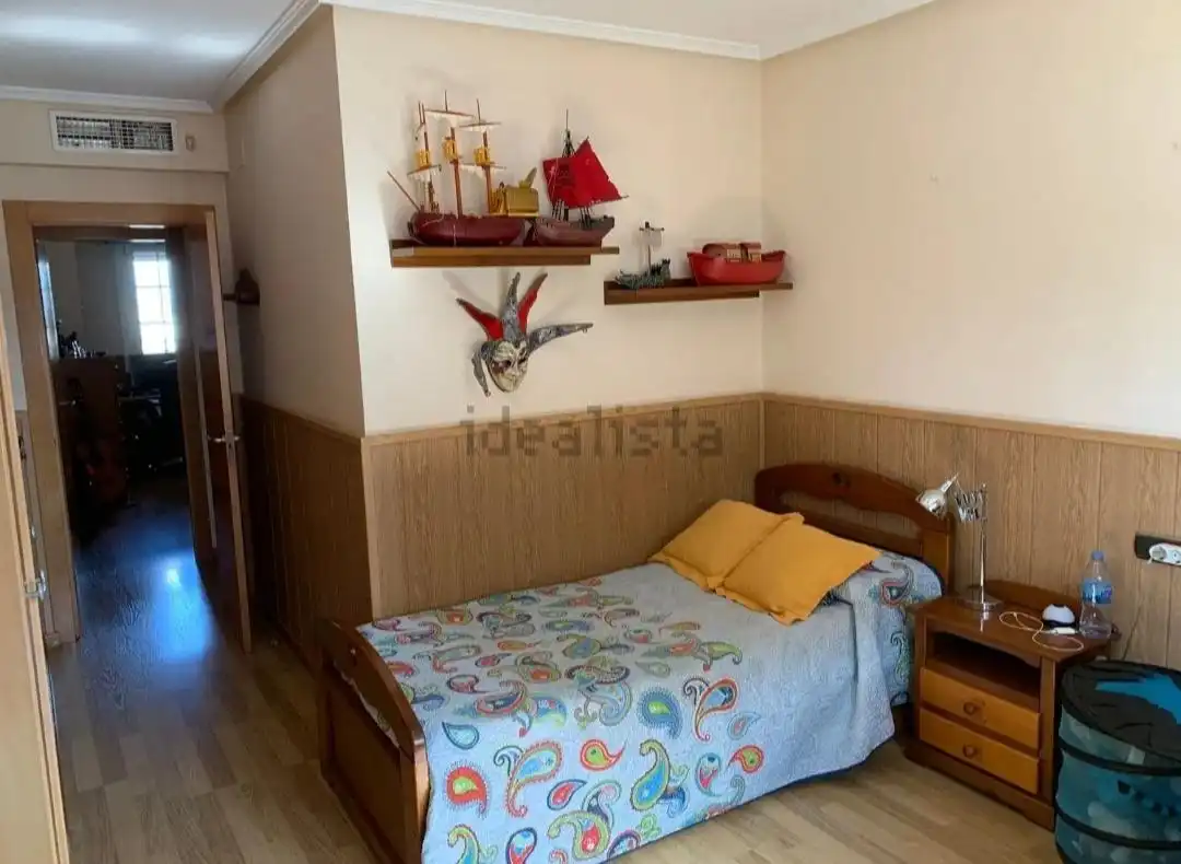Habitación de Ático de alquiler en Almería con Aire acondicionado, Calefacción y Amueblado