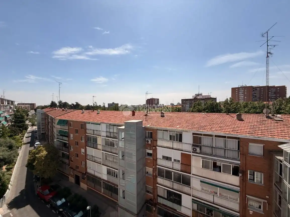 Vista exterior de Pis en venda en Madrid amb Calefacció i Terrassa