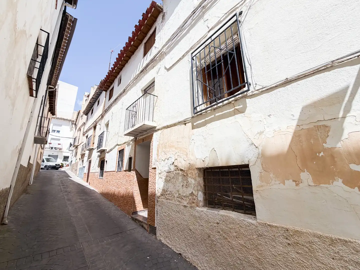 Vista exterior de Casa o xalet en venda en Baza amb Jardí privat, Terrassa i Balcó