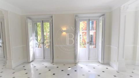 Foto 2 de Piso de alquiler en Jerónimos, Madrid Capital