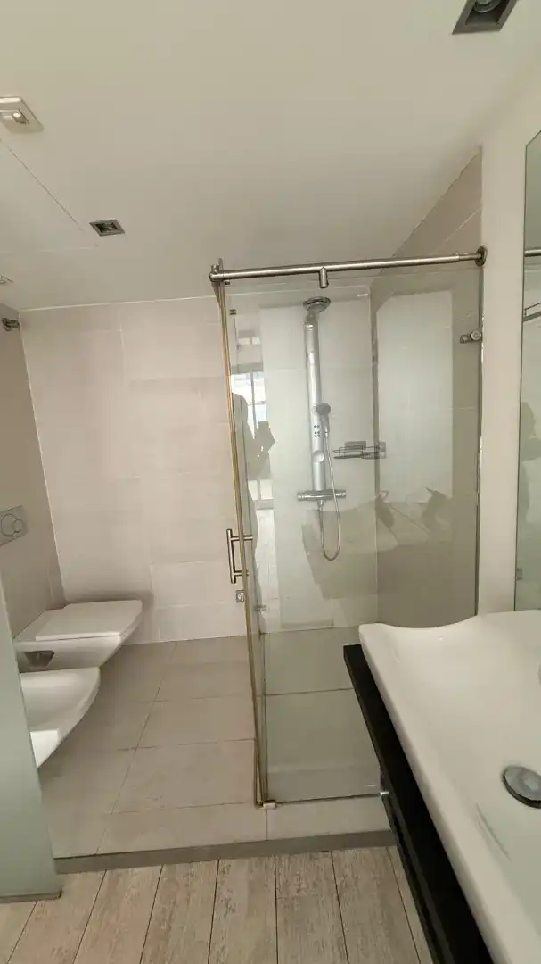Baño de Piso de alquiler en Santa Coloma de Gramenet con Aire acondicionado, Calefacción y Horno
