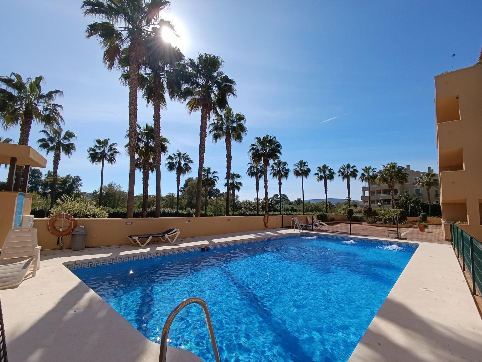Piscina de Apartament en venda en Sotogrande amb Aire condicionat, Calefacció i Jardí privat