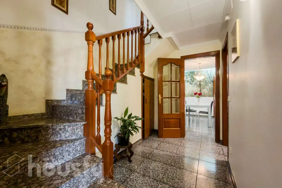 Houses for sale in Santa Coloma de Gramenet  with Air Conditioner, Heating and Private garden
