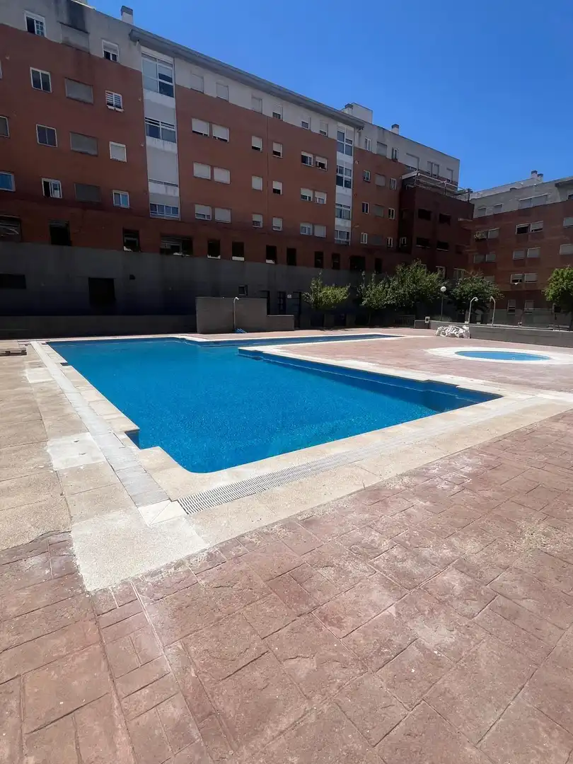 Piscina de Piso de alquiler en Madrid con Aire acondicionado, Calefacción y Jardín privado