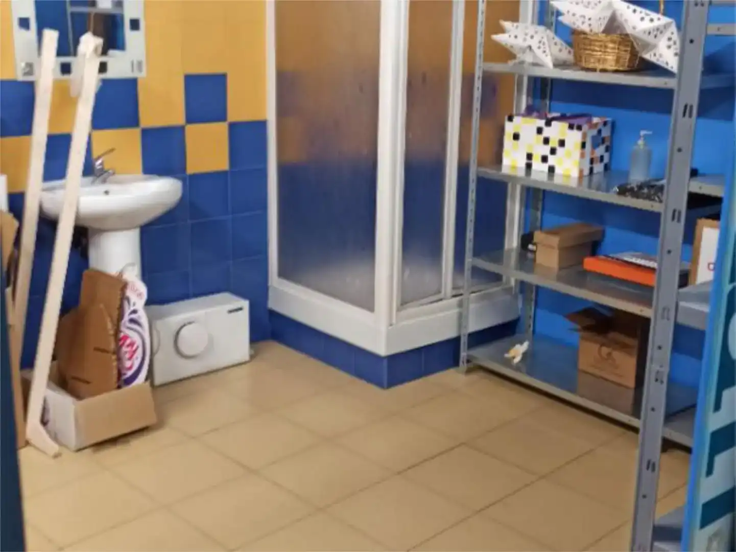 Badezimmer von Geschaftsraum zur Miete in Granada mit Möbliert