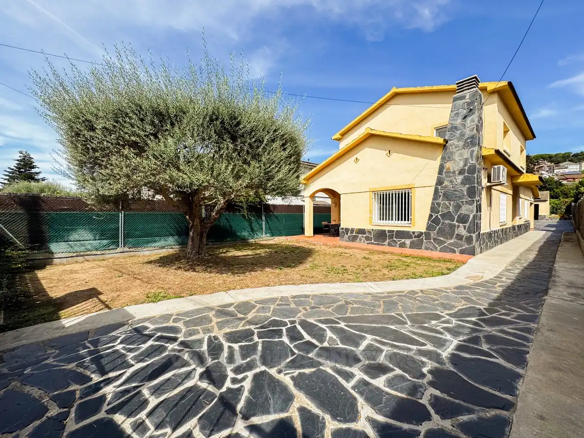 Detached house with garden for sale in Sant Fost de Campsentelles