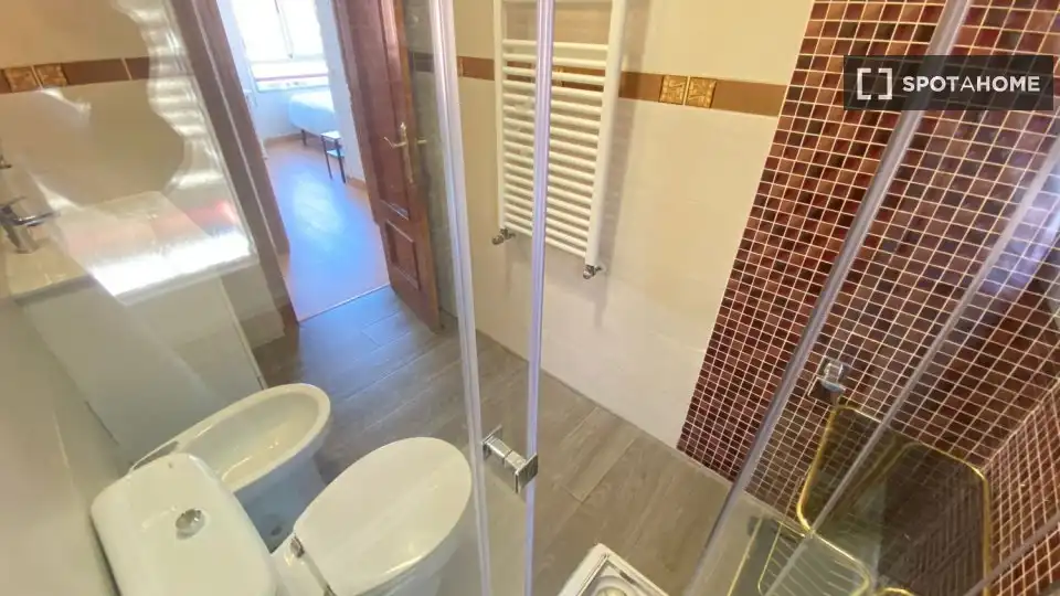 Bathroom of Flat for rent in Madrid  with Air Conditioner, Heating and Furnished