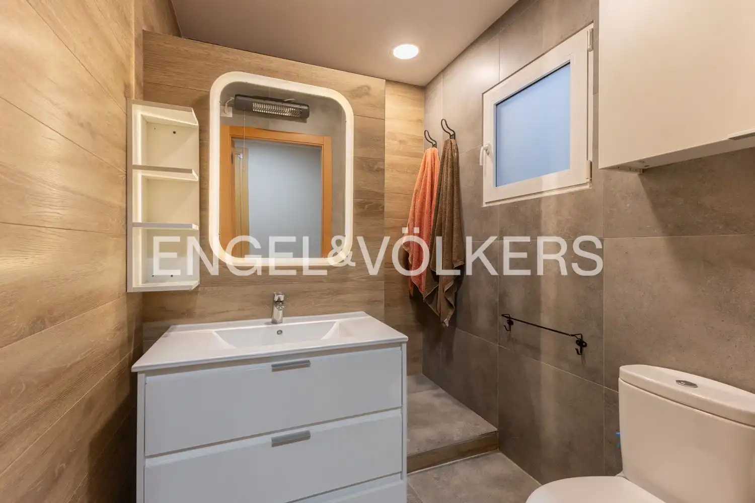 Bathroom of Flat for sale in Valencia  with Air Conditioner, Heating and Parquet flooring