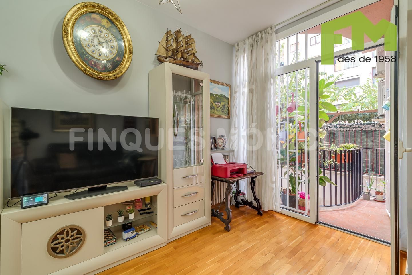 Living room of Flat for sale in  Barcelona Capital  with Air Conditioner, Heating and Furnished