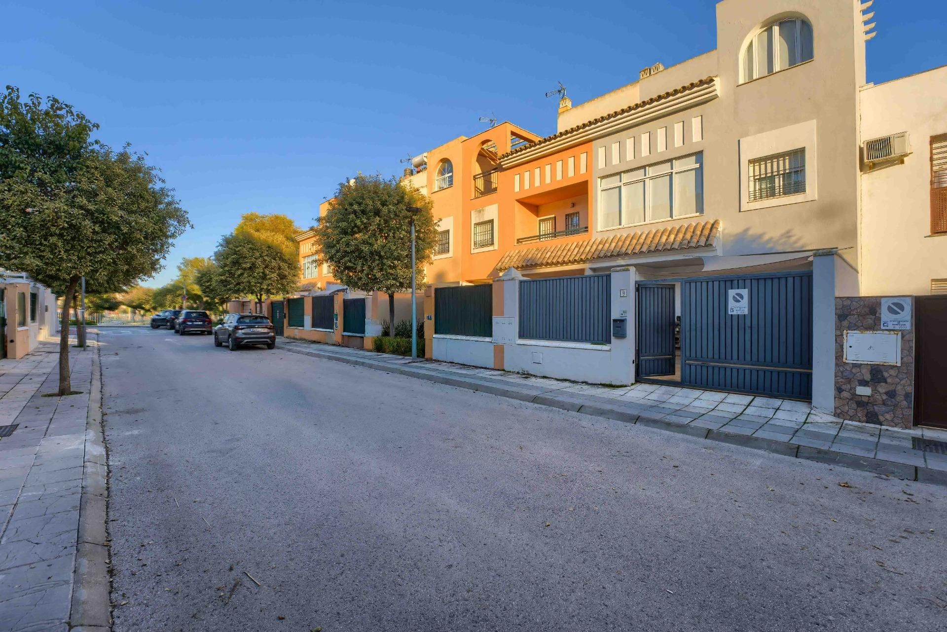 Exterior view of Single-family semi-detached for sale in Bormujos  with Air Conditioner, Private garden and Terrace