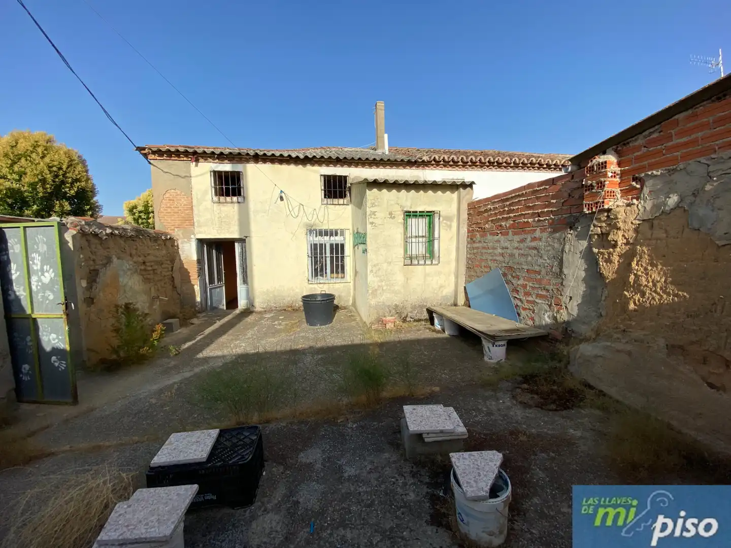Vista exterior de Casa adosada en venda en Rueda amb Jardí privat, Terrassa i Traster