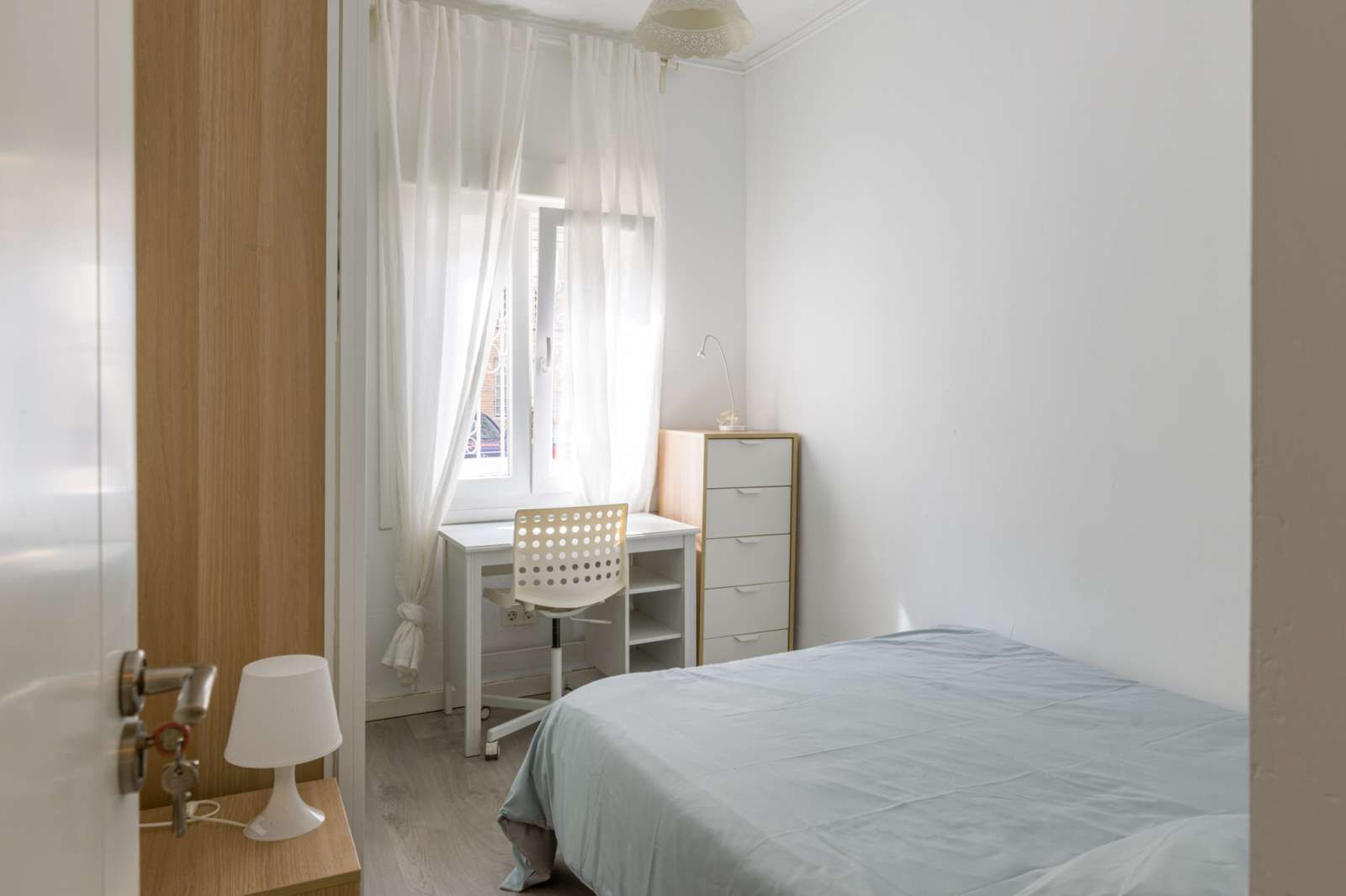Bedroom of Flat to share in  Zaragoza Capital  with Air Conditioner and Terrace