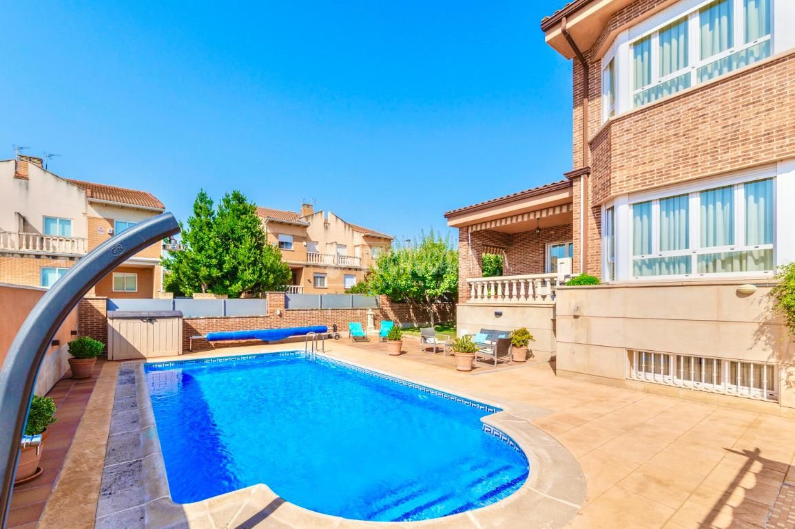 Swimming pool of House or chalet for sale in Cabanillas del Campo  with Air Conditioner, Heating and Private garden