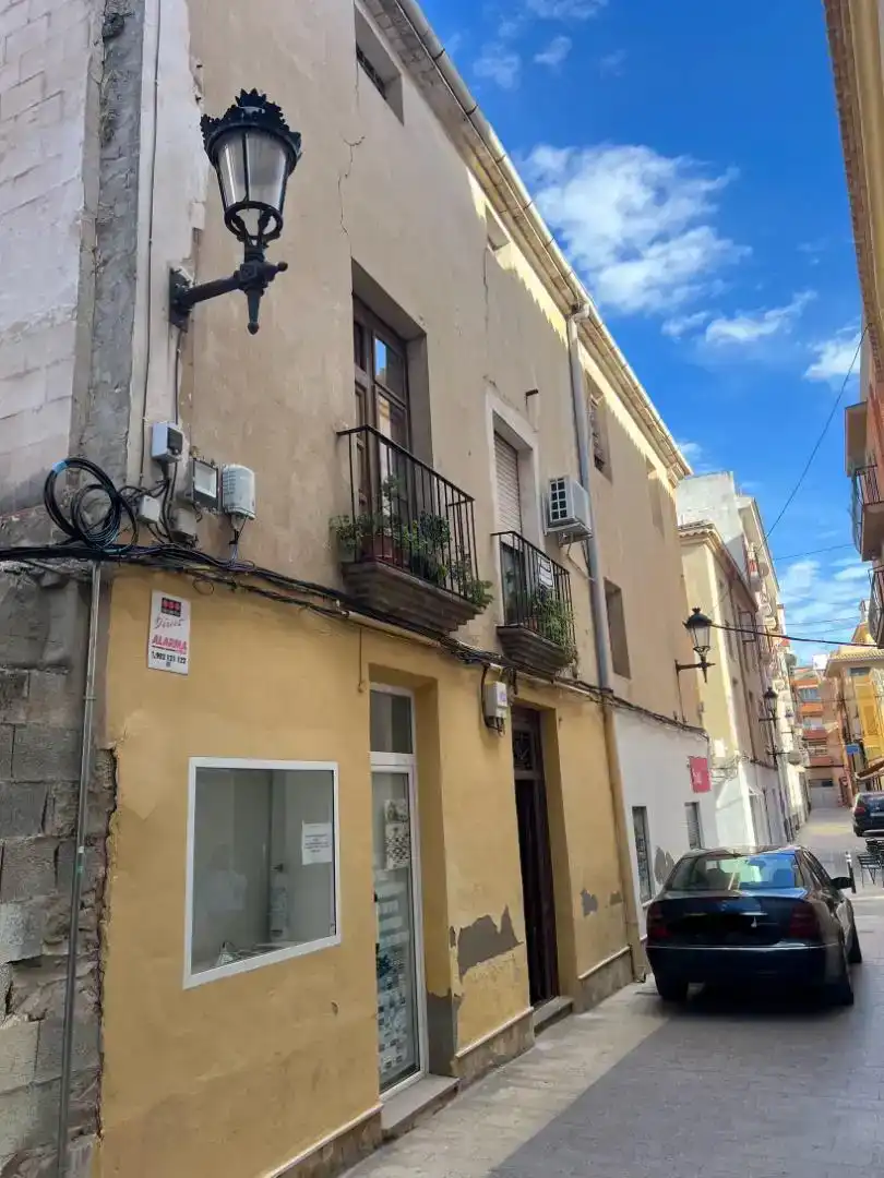 Vista exterior de Casa adosada en venda en Yecla amb Traster, Moblat i Forn
