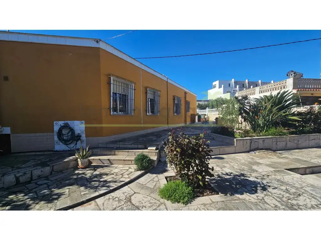 Vista exterior de Casa o xalet en venda en Vinaròs amb Aire condicionat, Calefacció i Jardí privat